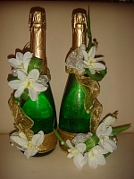 Оформление напитков в бутылках цветочными композициями.